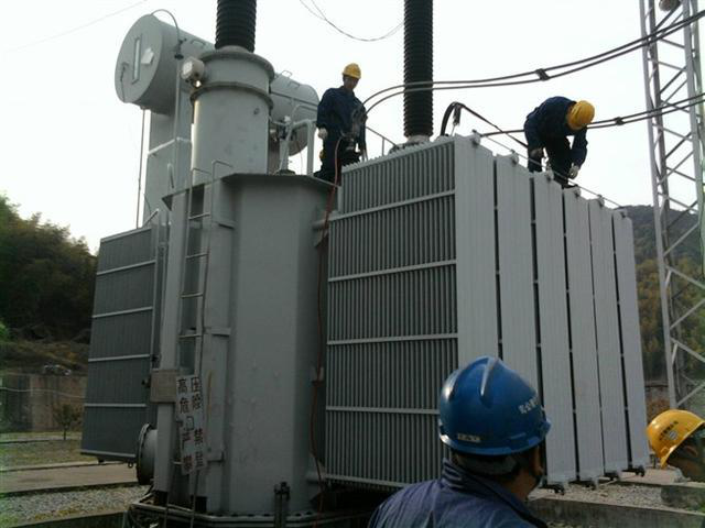 作業人員安全保護繩系在安全水平保護繩上,確保在變壓器本體上移動始終不會失去保護。